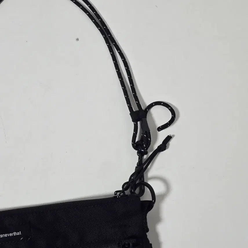 [BUNJANG] New Era x Thisisneverthat Shoulder Bag / 뉴에라X디스이즈네버뎃 블랙 사각 숄더백 크로스백.0102