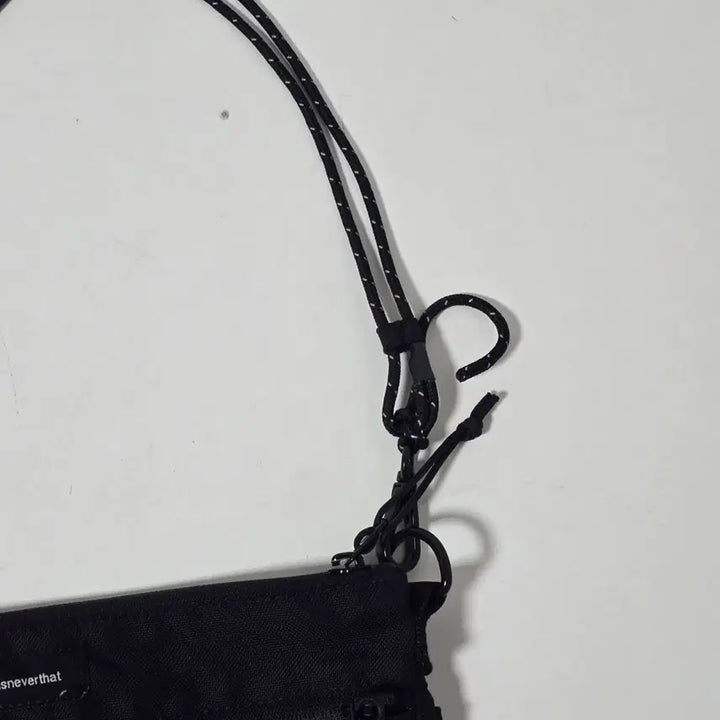 [BUNJANG] New Era x Thisisneverthat Shoulder Bag / 뉴에라X디스이즈네버뎃 블랙 사각 숄더백 크로스백.0102