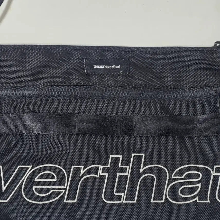 [BUNJANG] New Era x Thisisneverthat Shoulder Bag / 뉴에라X디스이즈네버뎃 블랙 사각 숄더백 크로스백.0102