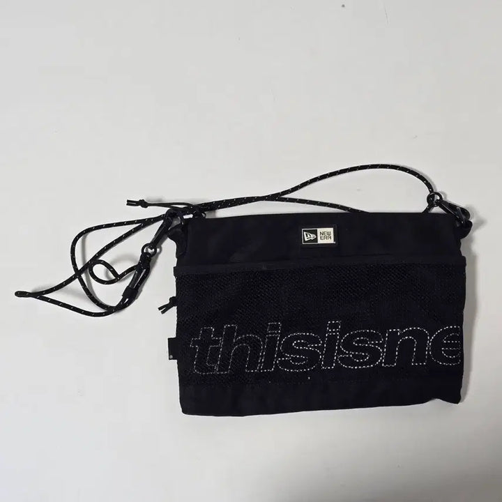 [BUNJANG] New Era x Thisisneverthat Shoulder Bag / 뉴에라X디스이즈네버뎃 블랙 사각 숄더백 크로스백.0102