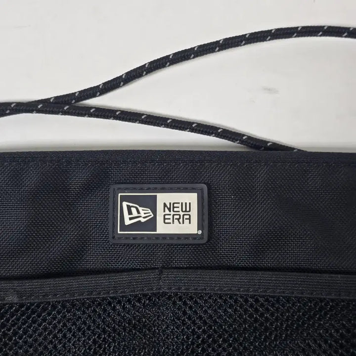 [BUNJANG] New Era x Thisisneverthat Shoulder Bag / 뉴에라X디스이즈네버뎃 블랙 사각 숄더백 크로스백.0102