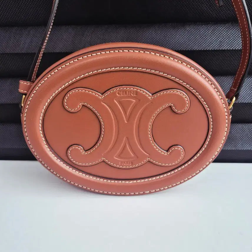 [BUNJANG] Celine Triomphe Oval Purse Mini Crossbody Bag / 셀린느 트리오페 오벌 펄스 미니 크로스백 (상태 매우 좋음)