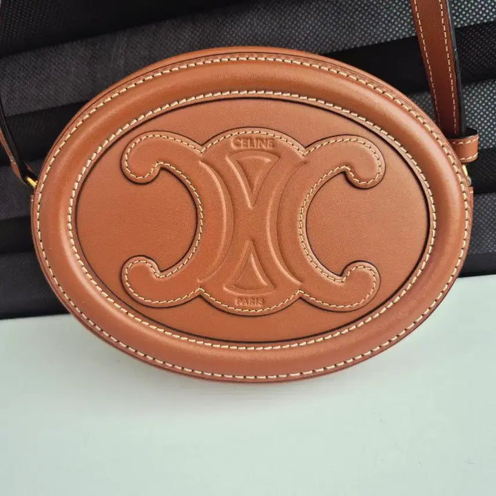 [BUNJANG] Celine Triomphe Oval Purse Mini Crossbody Bag / 셀린느 트리오페 오벌 펄스 미니 크로스백 (상태 매우 좋음)