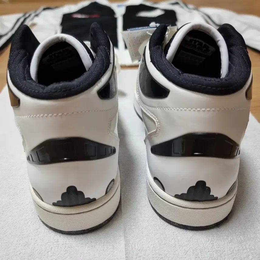 [BUNJANG] Adidas Star Wars Stormtrooper Sneakers / 아디다스 스타워즈 스톰트루퍼 운동화