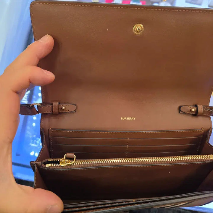 [BUNJANG] Burberry Hannah Icon Stripe Wallet on Crossbody Bag / 버버리Burberry의 아이콘 스트라이프 월렛 온 크로스바디 백