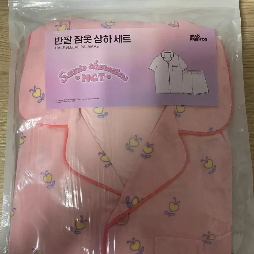 엔시티 런쥔 산리오 반팔 잠옷 상하 세트 포카 포토카드 (포카있음)