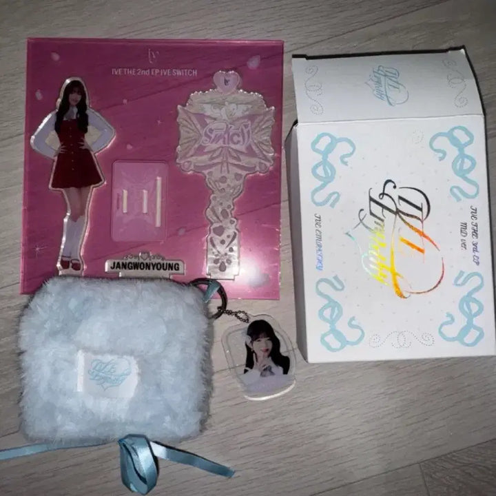 [BUNJANG] IVE Wonyoung Acrylic + IVE Empathy Wallet / 아이브 IVE 스위치 장원영 아크릴+ IVE 엠파시 지갑