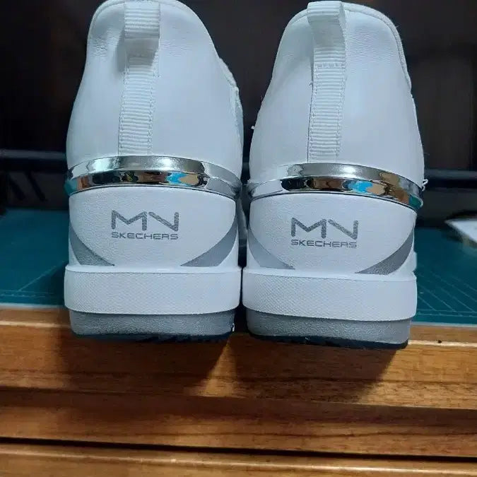 [SOLD OUT] 스케쳐스 트리플 웨지 슬림온. 240