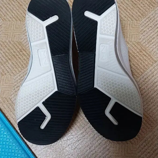 [SOLD OUT] 스케쳐스 트리플 웨지 슬림온. 240