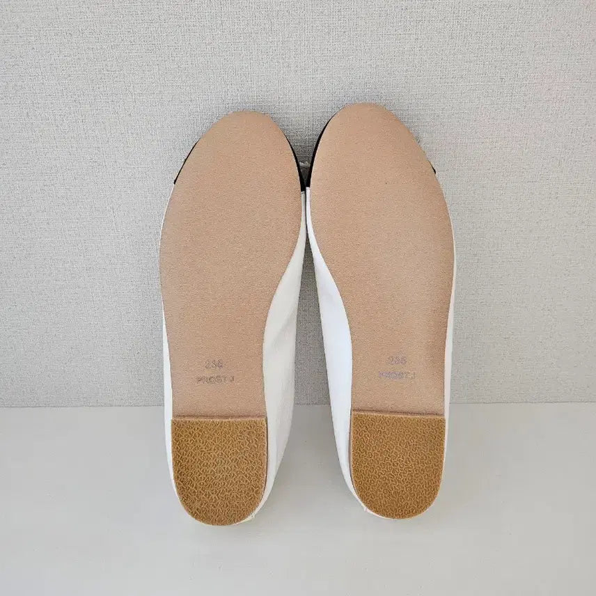 [BUNJANG] Frost J Flat 235 (White Black Combo) / 프로스트제이 플랫 235 (화이트블랙 combo)