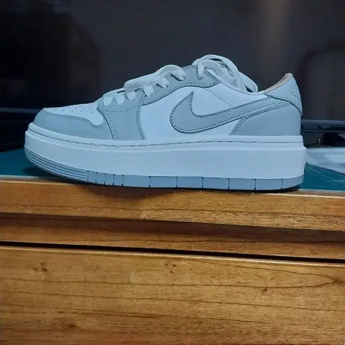 [BUNJANG] Nike Air Jordan 1 Wolf Gray Elevate Sneakers (Size 240) / 나이키 에어조던1 정품 운동화.240