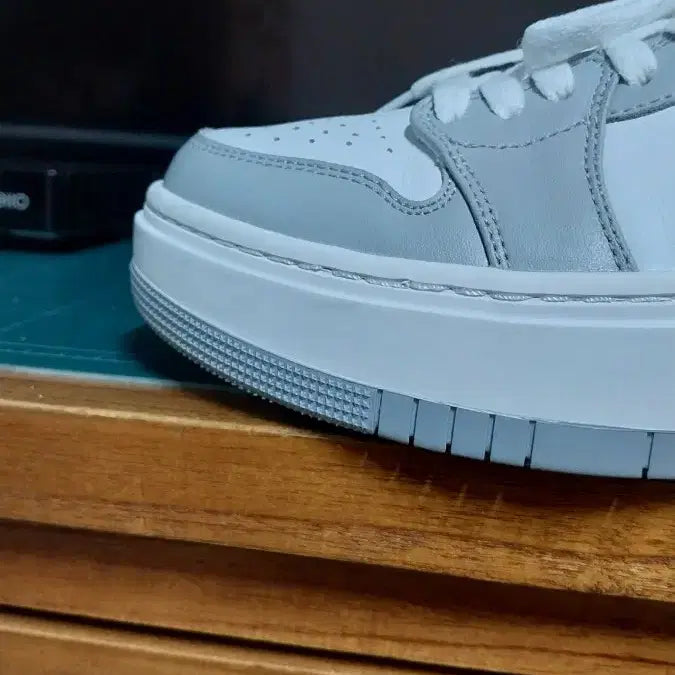 [BUNJANG] Nike Air Jordan 1 Wolf Gray Elevate Sneakers (Size 240) / 나이키 에어조던1 정품 운동화.240