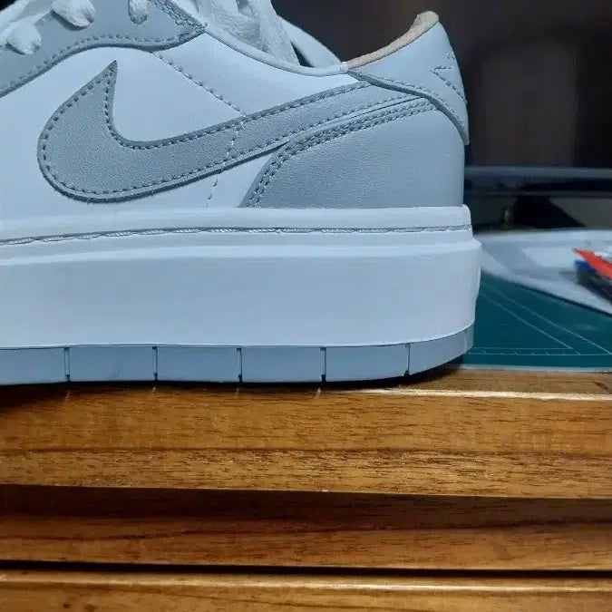 [BUNJANG] Nike Air Jordan 1 Wolf Gray Elevate Sneakers (Size 240) / 나이키 에어조던1 정품 운동화.240