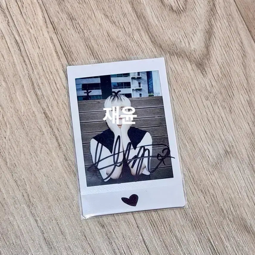 에잇턴 재윤 문재윤 친필 낙서 사인 폴라로이드 싸폴