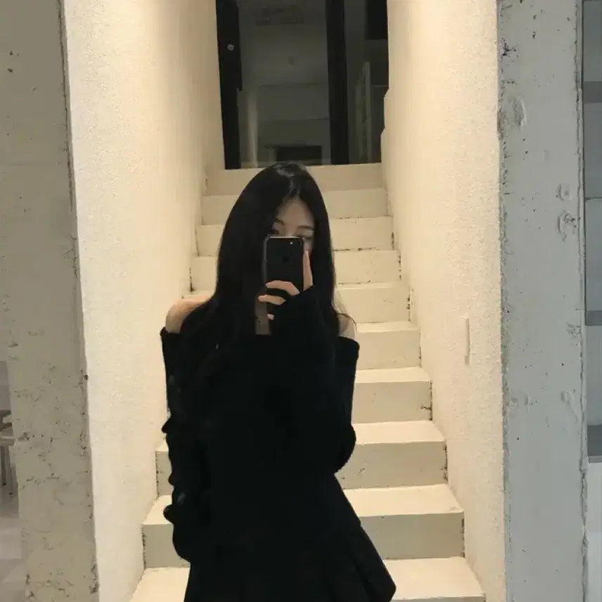 [BUNJANG] Day One-T Off-Shoulder Knit Black / 데이원트 오프숄더 니트 블랙