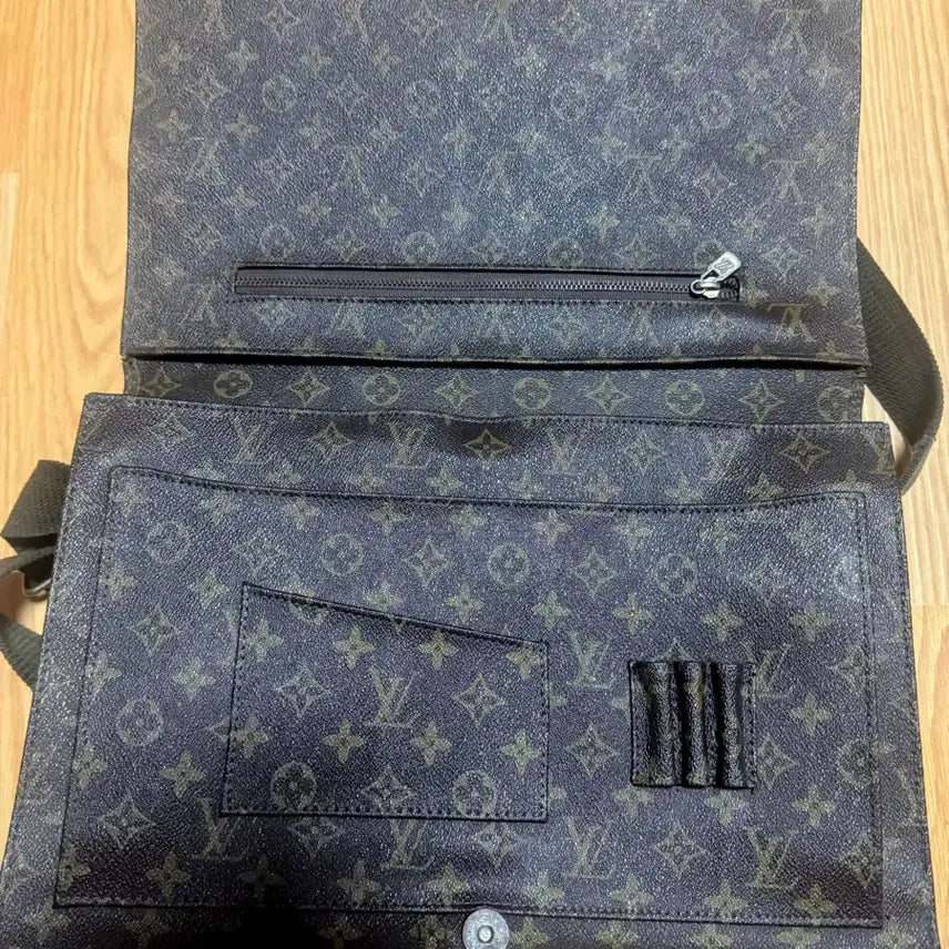 [BUNJANG] Louis Vuitton 1980s Monogram Documents Pouch / Louis Vuitton Vintage 1980s Monogram Doc