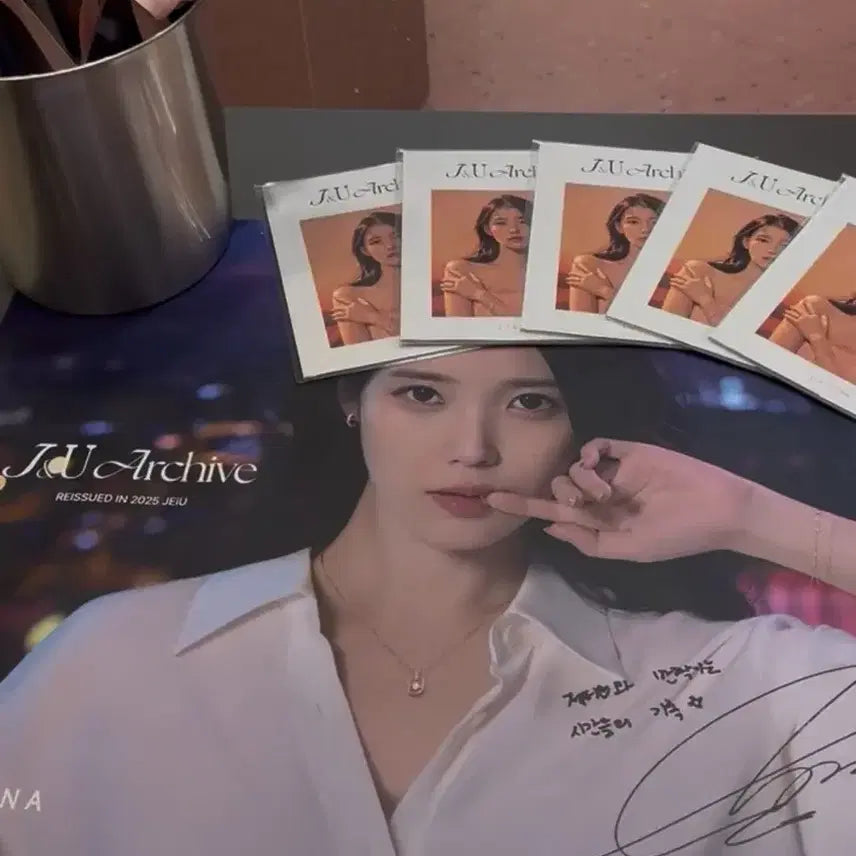 [SOLD OUT] [50개 한정] 아이유 J.ESTINA 싸인 포스터