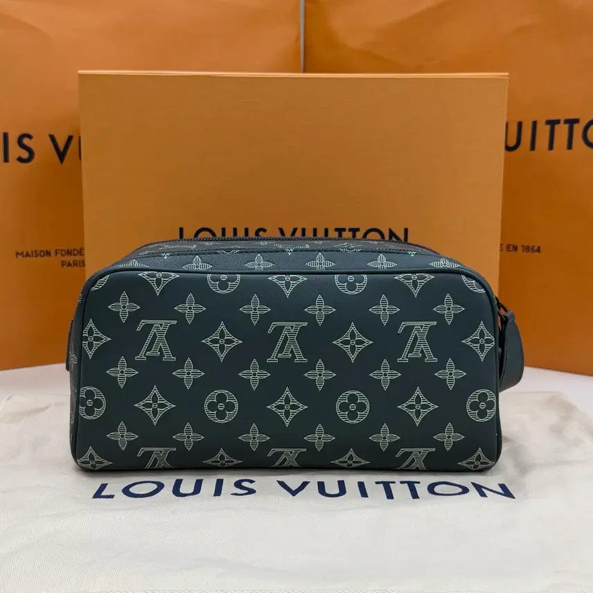 [BUNJANG] Louis Vuitton Shadow Dopp Kit Pouch Bag / [미사용/선물가능] 루이비통 쉐도우 도프 키트 돕키트 파우치백