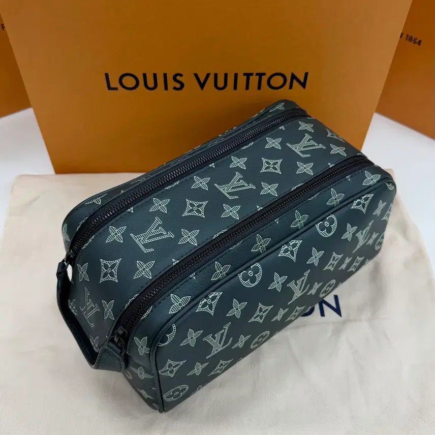[BUNJANG] Louis Vuitton Shadow Dopp Kit Pouch Bag / [미사용/선물가능] 루이비통 쉐도우 도프 키트 돕키트 파우치백