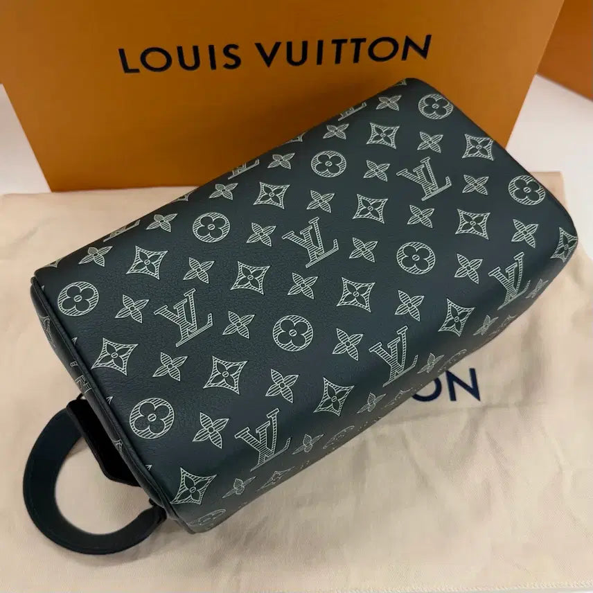[BUNJANG] Louis Vuitton Shadow Dopp Kit Pouch Bag / [미사용/선물가능] 루이비통 쉐도우 도프 키트 돕키트 파우치백
