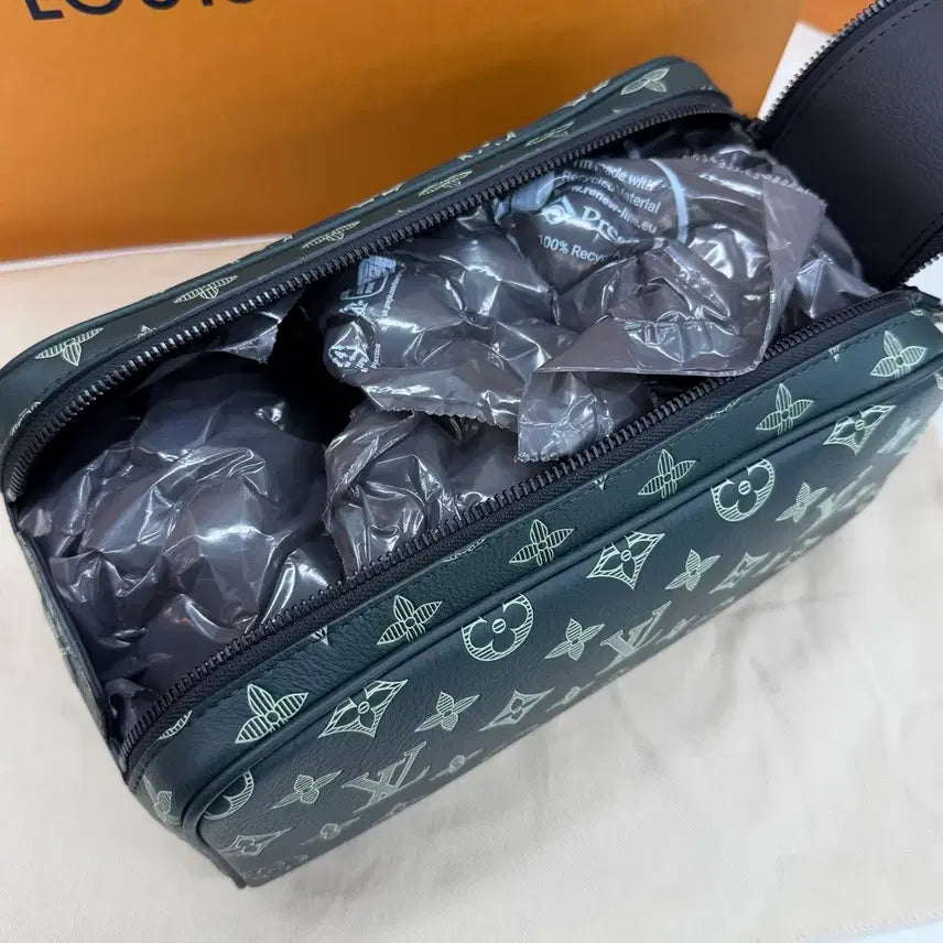 [BUNJANG] Louis Vuitton Shadow Dopp Kit Pouch Bag / [미사용/선물가능] 루이비통 쉐도우 도프 키트 돕키트 파우치백