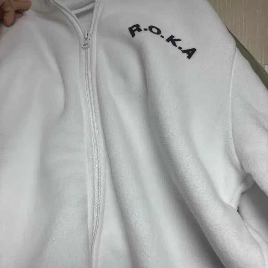[BUNJANG] Roka White Fleece Zip-up / Roka 로카 흰색 후리스 집업