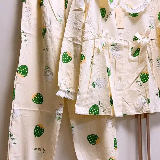 [BUNJANG] Strawberry Milk Pattern Pajama Set / 딸기 우유 패턴 긴팔 파자마 세트 M