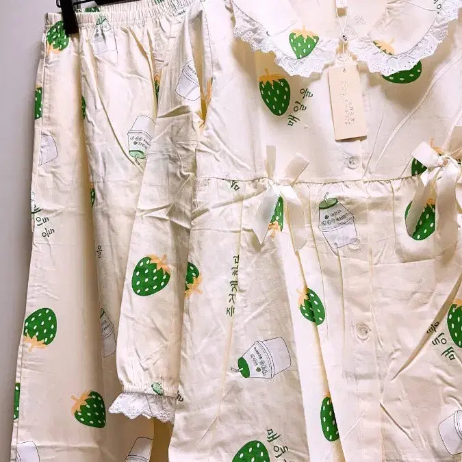 [BUNJANG] Strawberry Milk Pattern Pajama Set / 딸기 우유 패턴 긴팔 파자마 세트 M