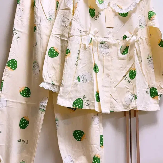[BUNJANG] Strawberry Milk Pattern Pajama Set / 딸기 우유 패턴 긴팔 파자마 세트 M