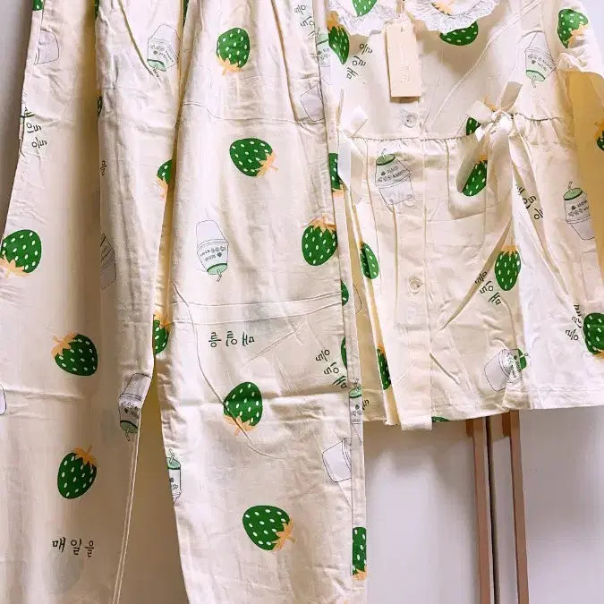 [BUNJANG] Strawberry Milk Pattern Pajama Set / 딸기 우유 패턴 긴팔 파자마 세트 M