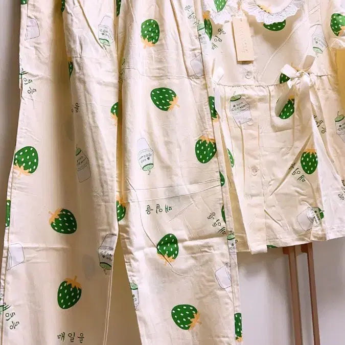 [BUNJANG] Strawberry Milk Pattern Pajama Set / 딸기 우유 패턴 긴팔 파자마 세트 M
