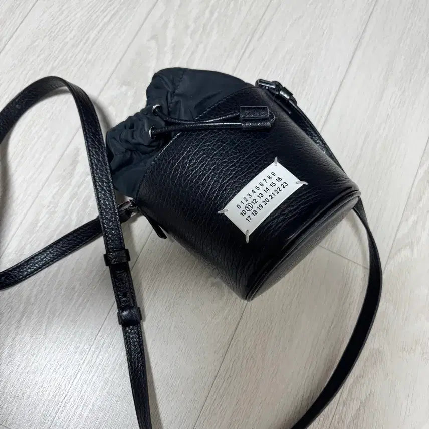 [BUNJANG] Maison Margiela 5AC Micro Bucket Bag Black / 메종마르지엘라 5AC 마이크로 버킷백 블랙