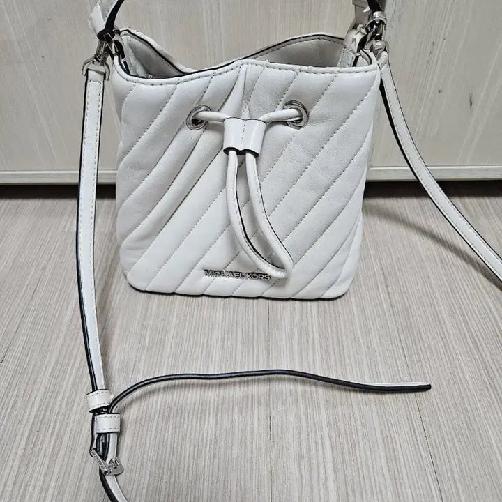 [BUNJANG] Michael Kors Quilted Bucket Crossbody Bag / 마이클코어스 크로스백 버킷백