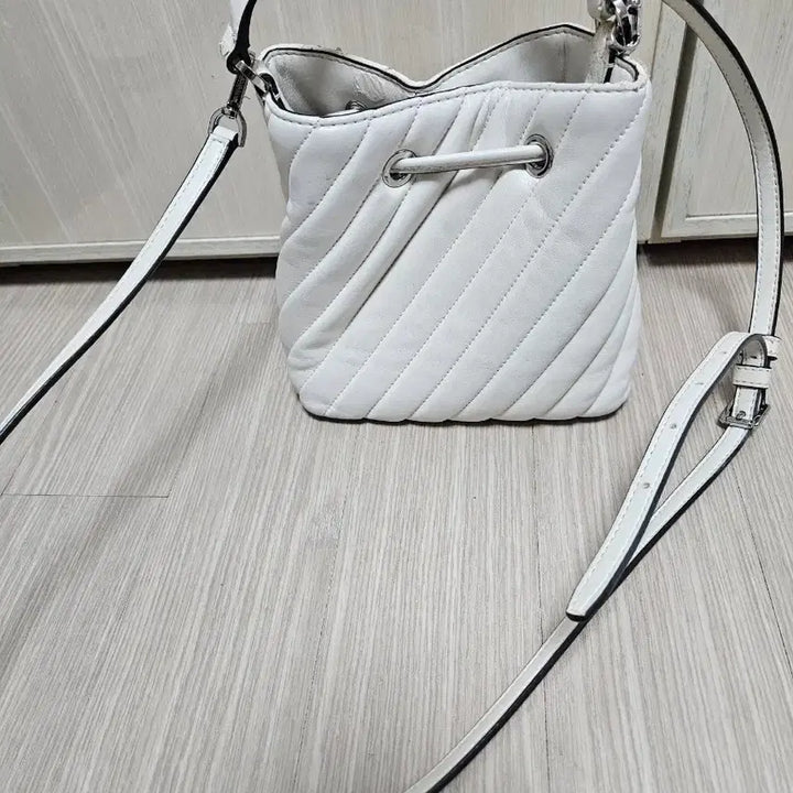 [BUNJANG] Michael Kors Quilted Bucket Crossbody Bag / 마이클코어스 크로스백 버킷백