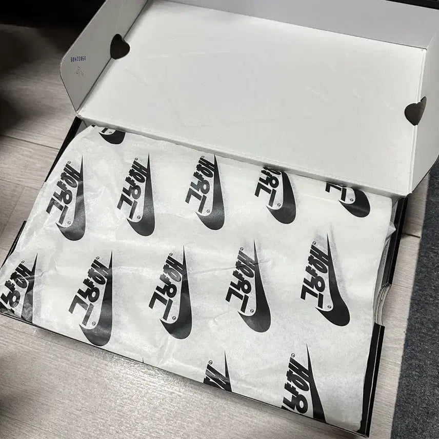 [SOLD OUT] 에어포스1 피스마이너스원 새상품 250사이즈 팝니다!!