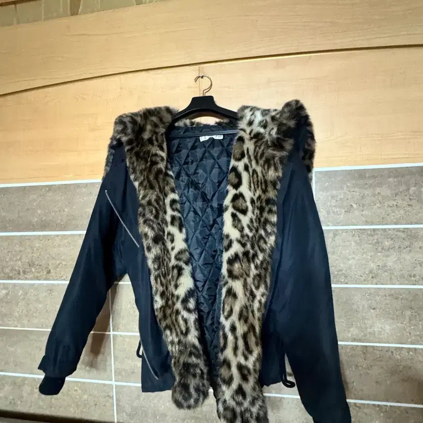 [BUNJANG] Black Leopard Fur Collar Padded Jacket / 블랙 레오파드 퍼 카라 패딩