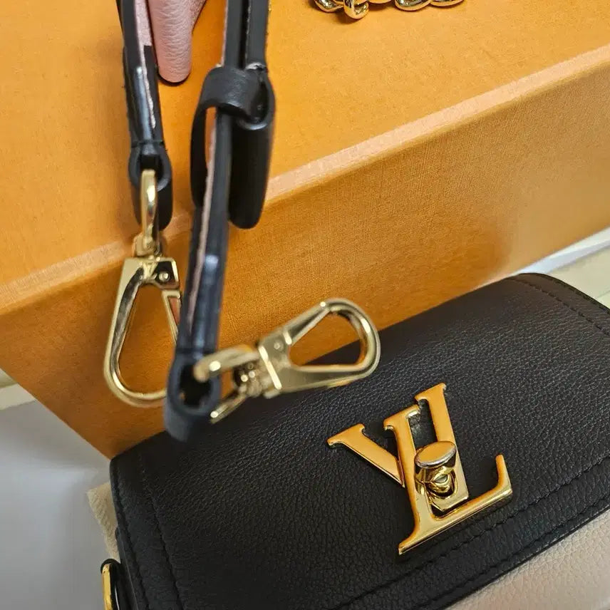 [BUNJANG] Louis Vuitton Lockme Tender Shoulder Bag / [S급/새상품급] 루이비통 락미텐더 숄더백