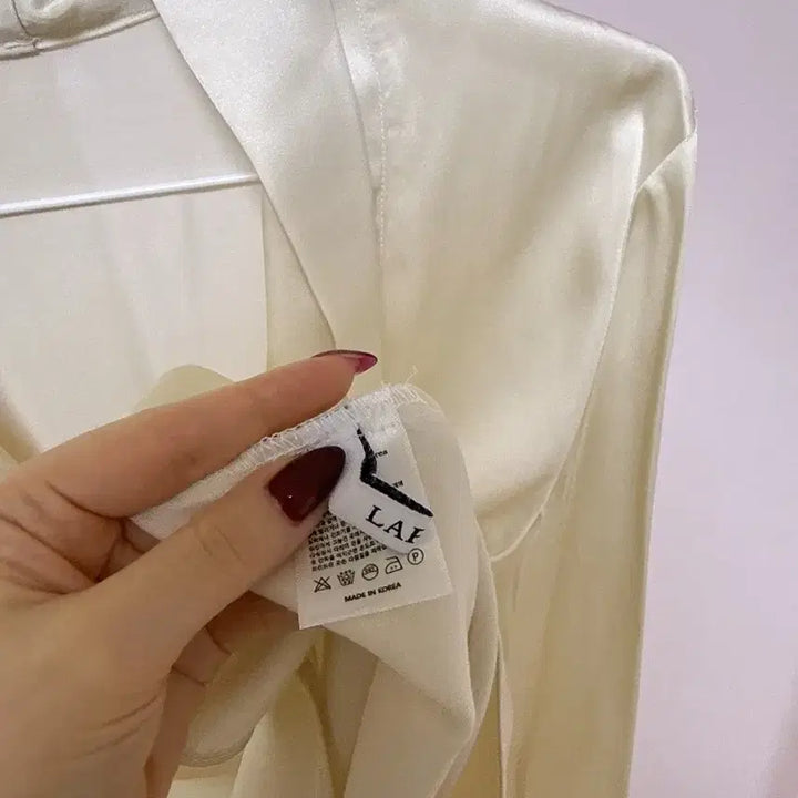 [BUNJANG] Lapla B Muse Satin Blouse / 라플라 비마뮤즈 블라우스