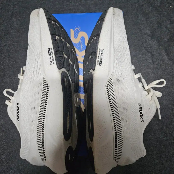 [SOLD OUT] 브룩스 아드레날린 gts24 코코넛 265 미디움 D