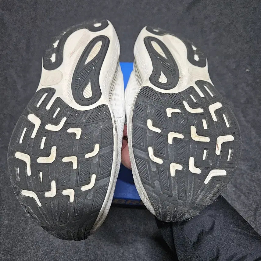 [SOLD OUT] 브룩스 아드레날린 gts24 코코넛 265 미디움 D