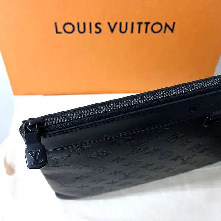 [BUNJANG] Louis Vuitton Discovery Shadow Pochette Clutch Bag / [S급/정품] 루이비통 디스커버리 쉐도우 포쉐트 블랙 GM 클러치 백