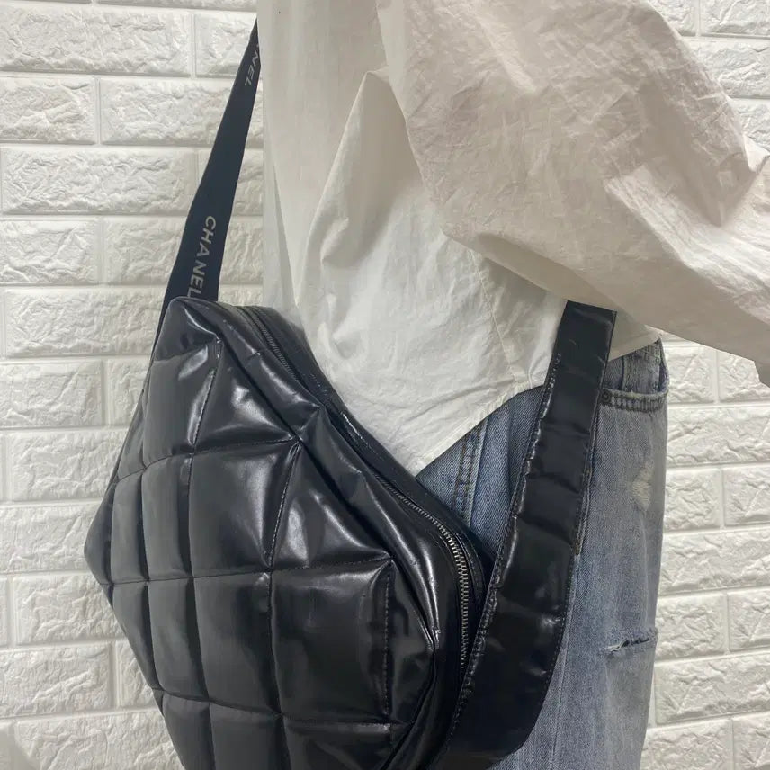 [BUNJANG] CHANEL Matelasse Quilted Patent Messenger Bag / CHANEL/빈티지 샤넬 4번대 마틀라세 퀼팅 페이던트 메신저백/크로스백