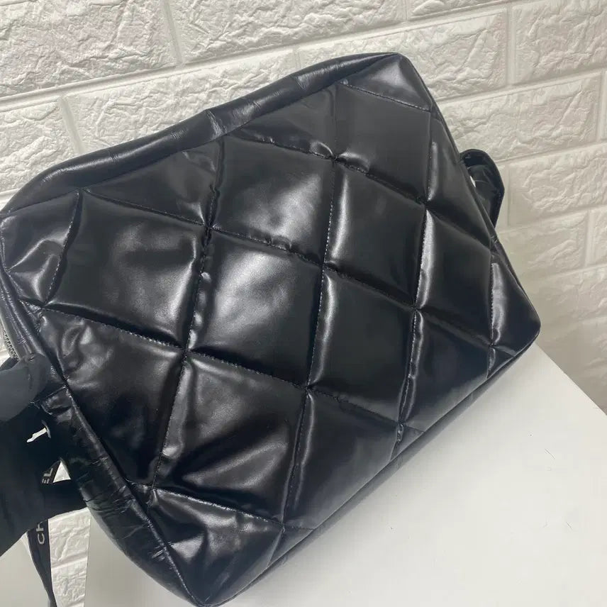 [BUNJANG] CHANEL Matelasse Quilted Patent Messenger Bag / CHANEL/빈티지 샤넬 4번대 마틀라세 퀼팅 페이던트 메신저백/크로스백
