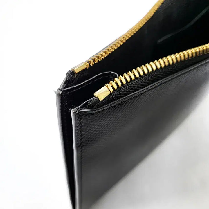 [SOLD OUT] 페라가모 간치니 금장 스트랩 클러치 블랙 22D781