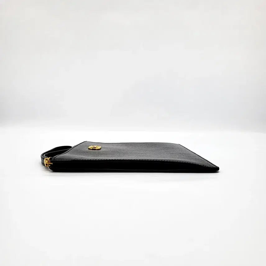 [SOLD OUT] 페라가모 간치니 금장 스트랩 클러치 블랙 22D781