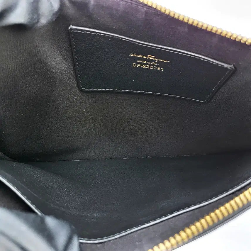 [SOLD OUT] 페라가모 간치니 금장 스트랩 클러치 블랙 22D781
