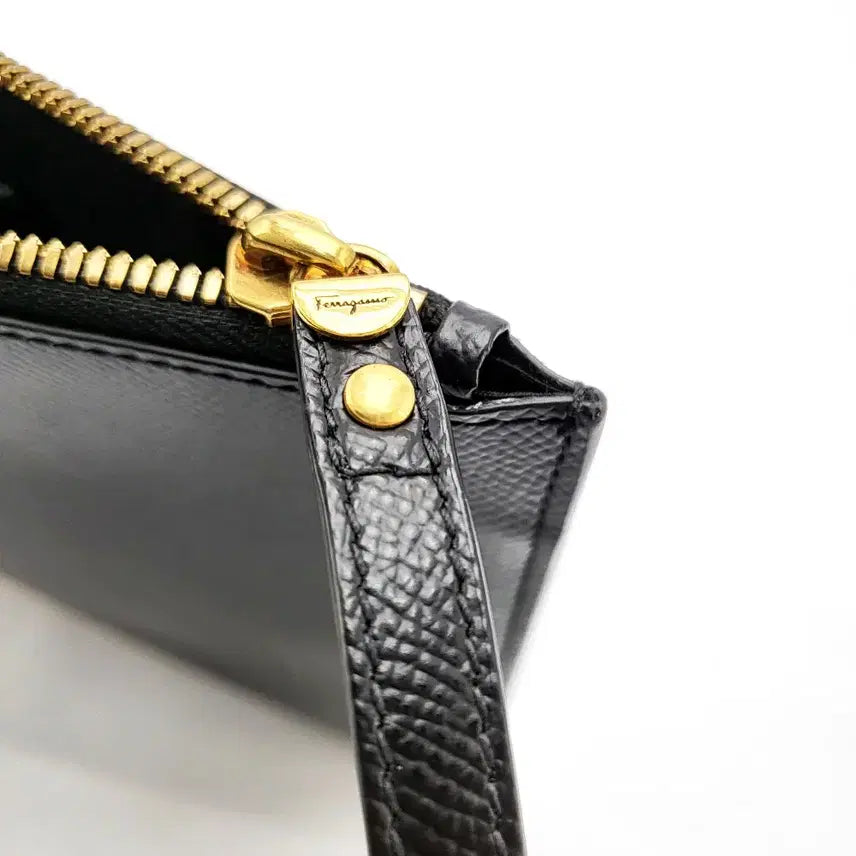 [SOLD OUT] 페라가모 간치니 금장 스트랩 클러치 블랙 22D781