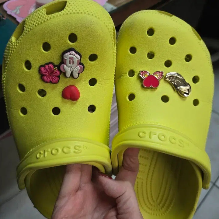 [BUNJANG] Crocs Yellow Sandals with Jibbitz / 크록스 샌들 옐로우 + 지비츠 장식