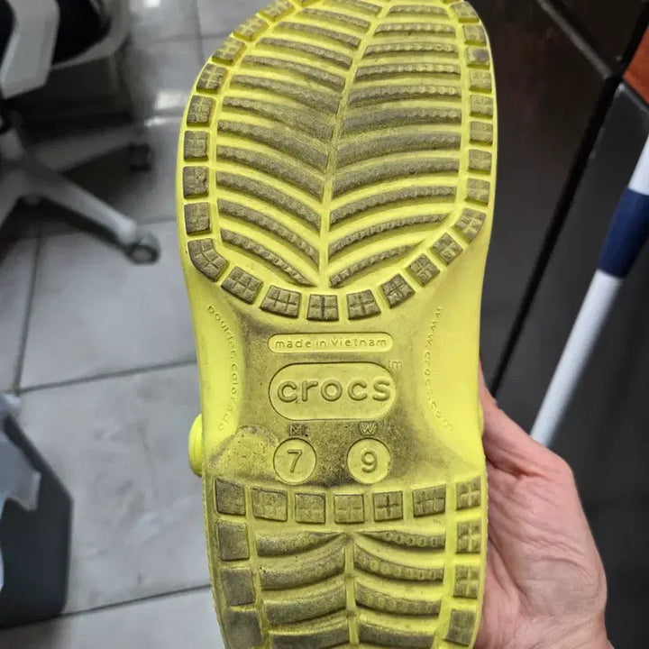 [BUNJANG] Crocs Yellow Sandals with Jibbitz / 크록스 샌들 옐로우 + 지비츠 장식