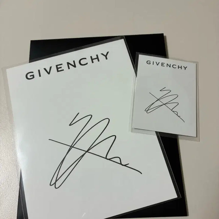 스트레이키즈 스키즈 현진 지방시 포카